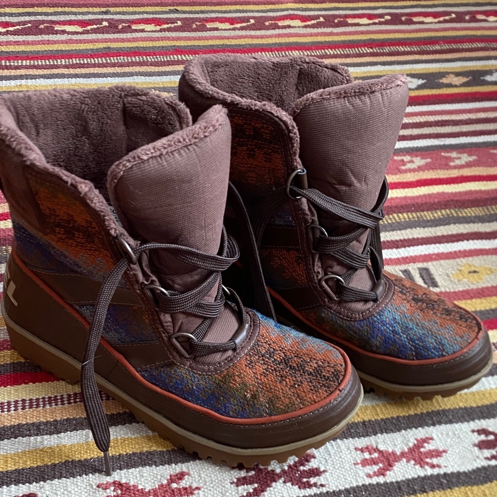 Sorel Tivoli II Tobacco Brown with Aztec print. Size 7US